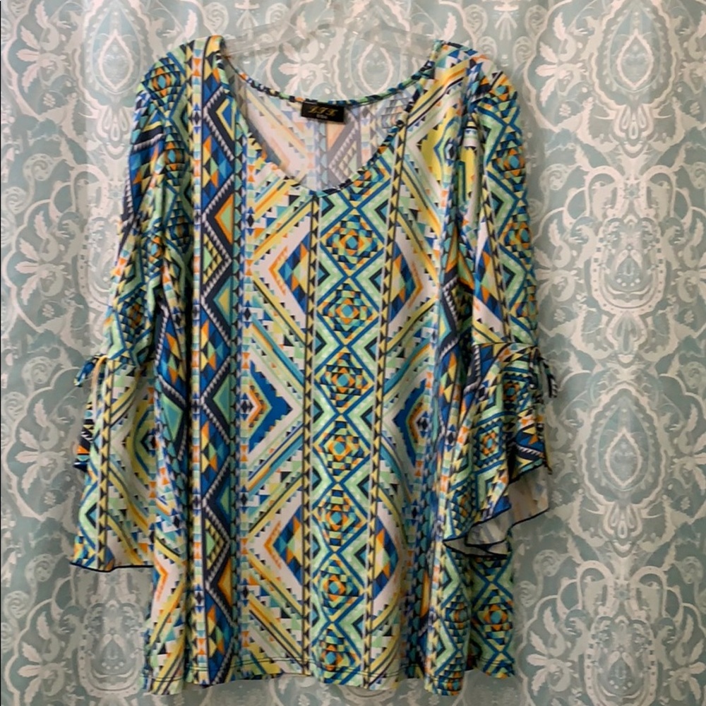 Bell sleeved geometric flowy top
